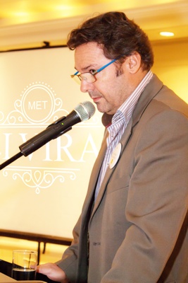 Palabras de Gustavo Gonzlez Garneff  al recibir el  Libro Races & Memorias de sua autora